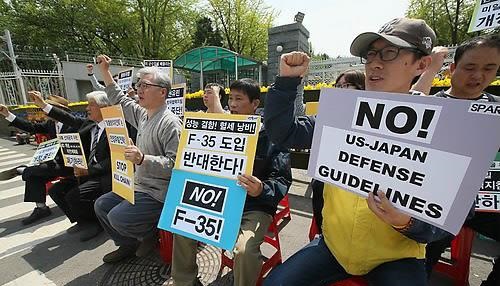 Japoneses se manifiestan contra la cooperación militar con EEUU